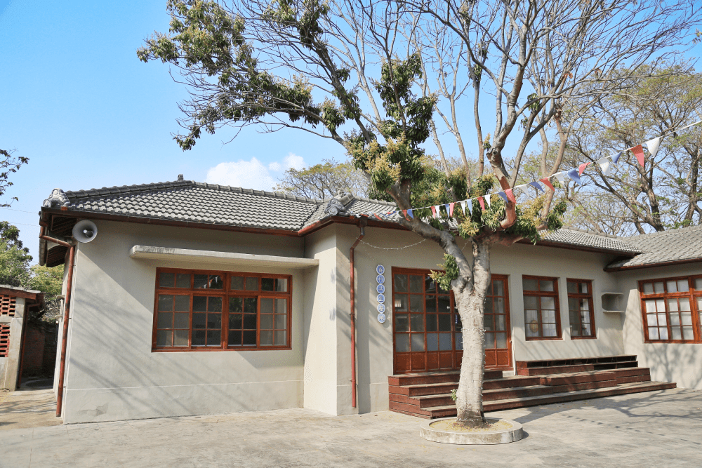 高雄・再見捌捌陸-臺灣眷村文化園區 » 留在記憶裡的大樹、紅門和低矮眷舍。 - 第3張圖
