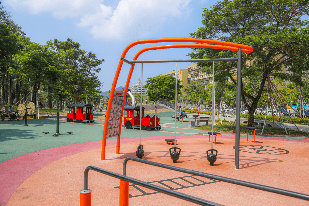 高雄・左營綠園道大地遊戲場 » 融合遊樂與健身的公共公園 - 第15張圖