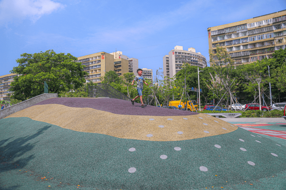 高雄・左營綠園道大地遊戲場 » 融合遊樂與健身的公共公園 - 第7張圖