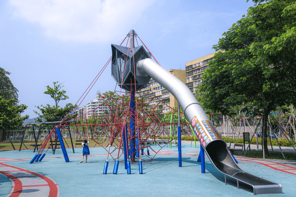 高雄・左營綠園道大地遊戲場 » 融合遊樂與健身的公共公園 - 第8張圖