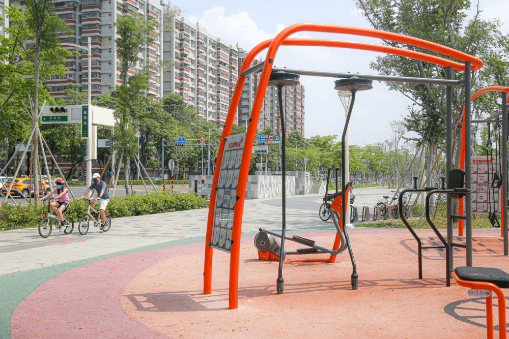 高雄・左營綠園道大地遊戲場 » 融合遊樂與健身的公共公園 - 第16張圖