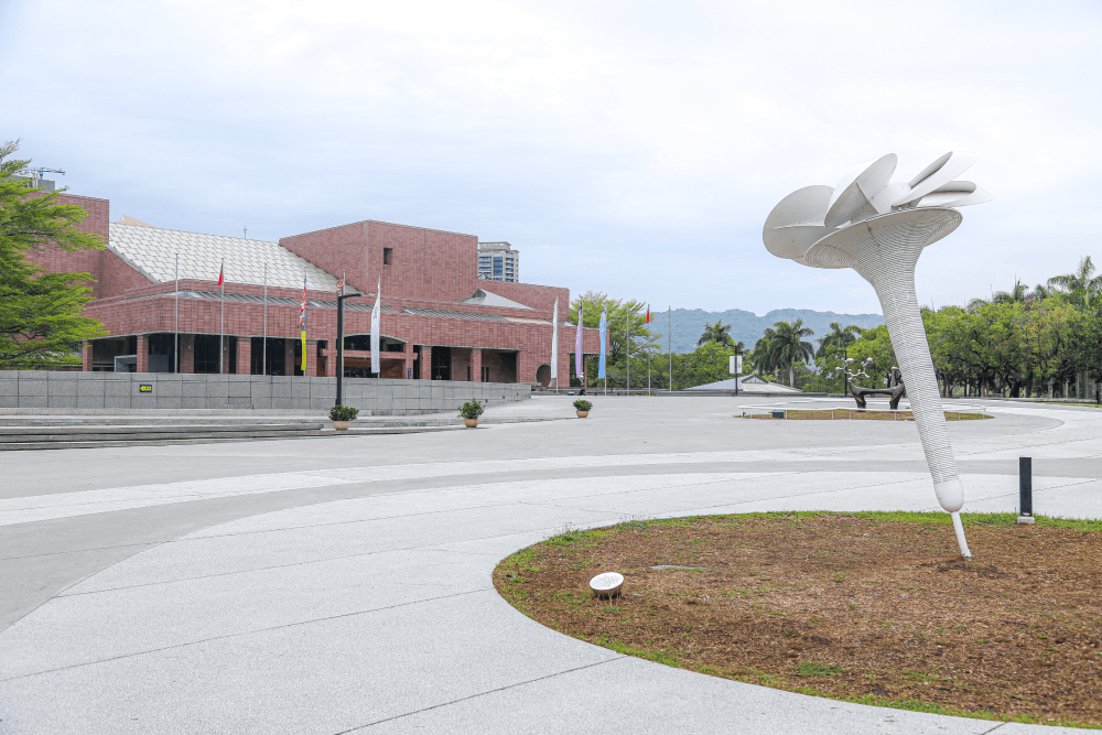 高雄・高雄市立美術館 » 盡情享受群山、湖泊、藝術及咖啡的城市美術館! - 第2張圖