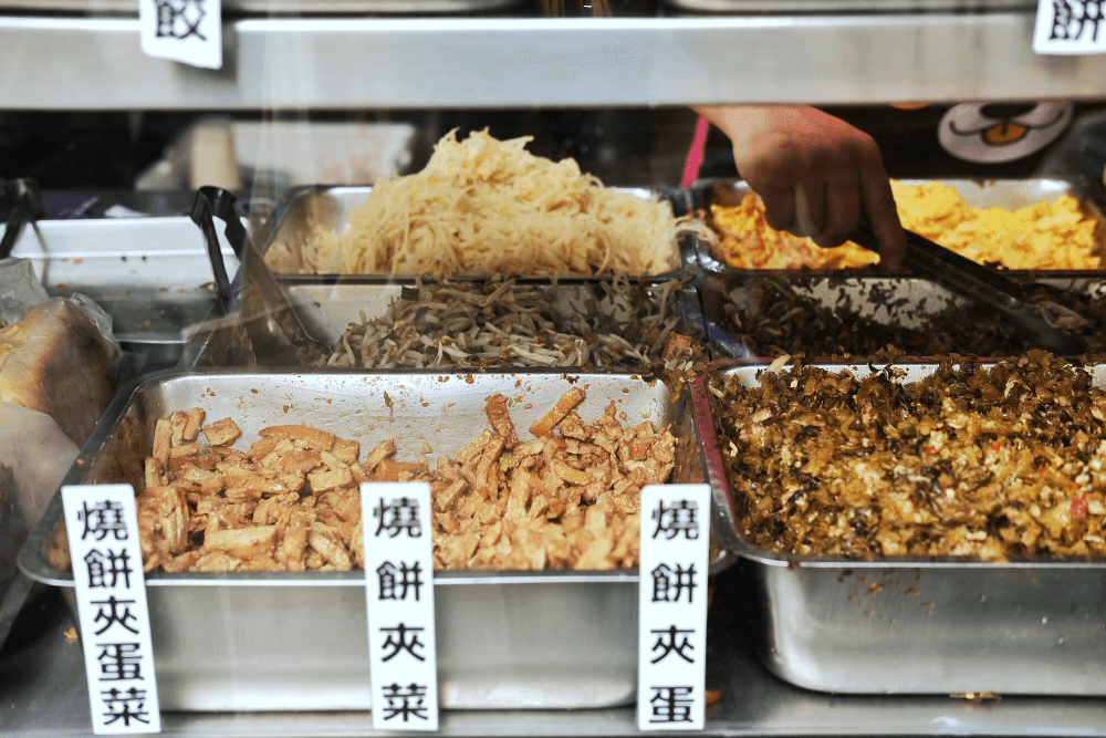 薄燒餅夾蛋菜、手工大餛飩、超人氣甜酥餅:高雄「果峰街」一日眷村美食5+1選 - 第15張圖