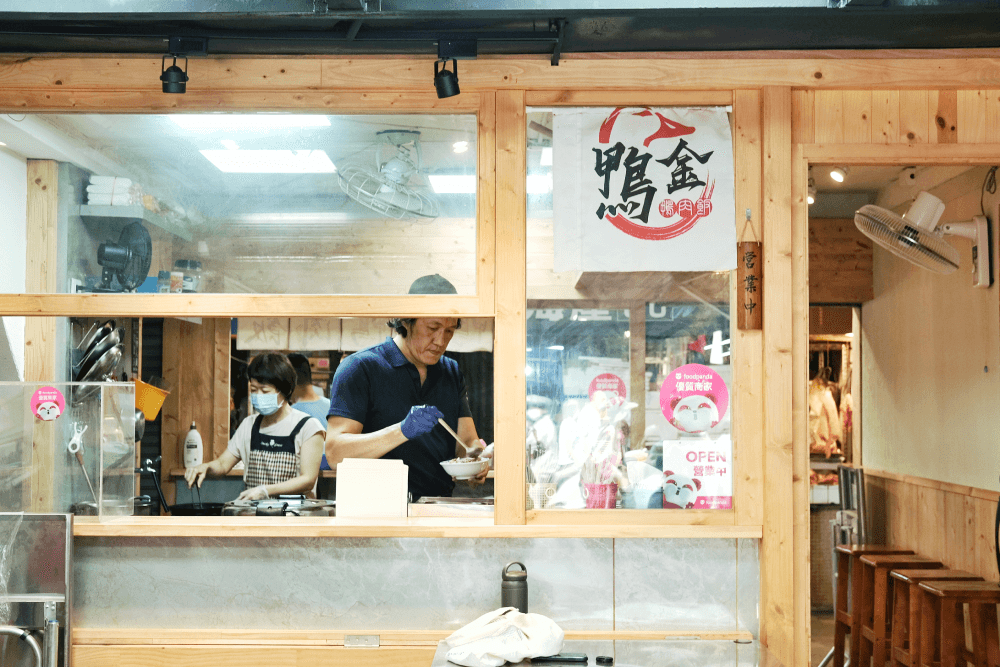 巷口神級油飯、童年鹹冰棒、香酥蔥肉燒餅:高雄「建興路」一日市場美食5選 - 第7張圖