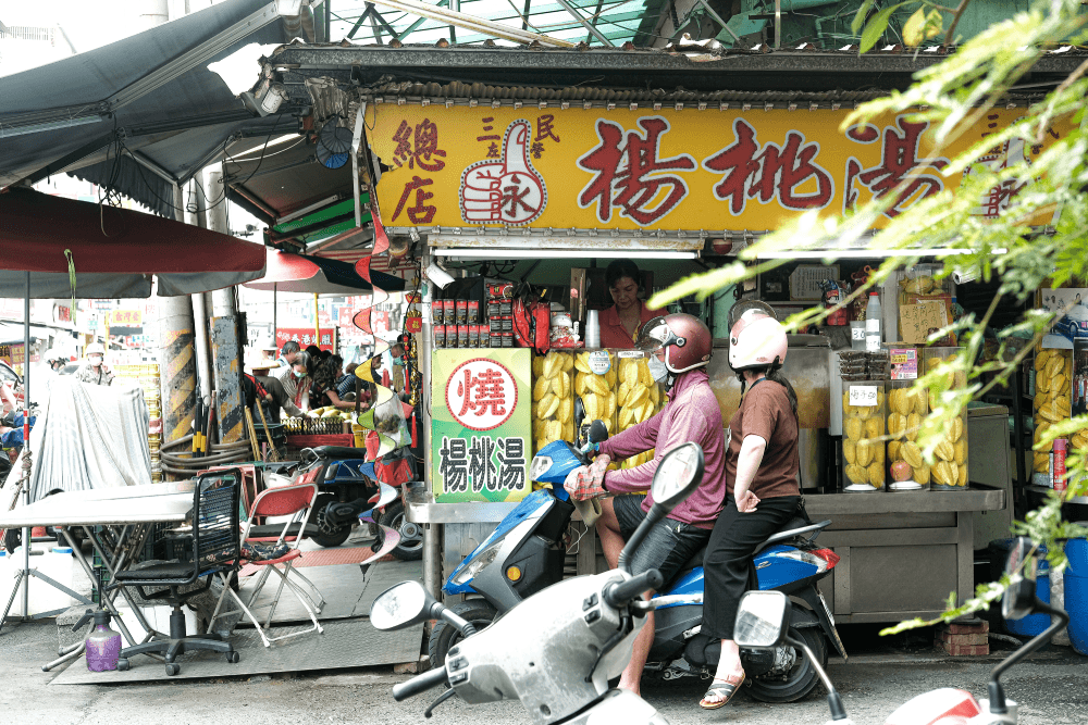 巷口神級油飯、童年鹹冰棒、香酥蔥肉燒餅:高雄「建興路」一日市場美食5選 - 第24張圖