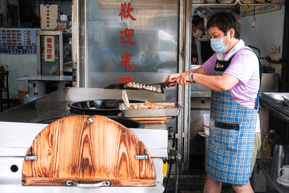 薄燒餅夾蛋菜、手工大餛飩、超人氣甜酥餅:高雄「果峰街」一日眷村美食5+1選 - 第31張圖