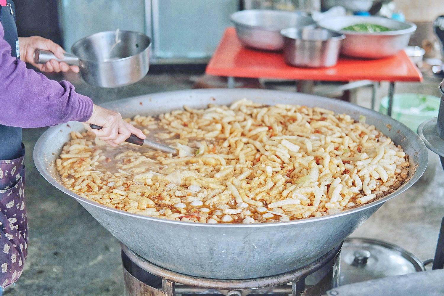 萬丹飯湯:把米飯盛在碗內,舀一勺豐富湯料【小吃原產地。vol.1】 - 第8張圖