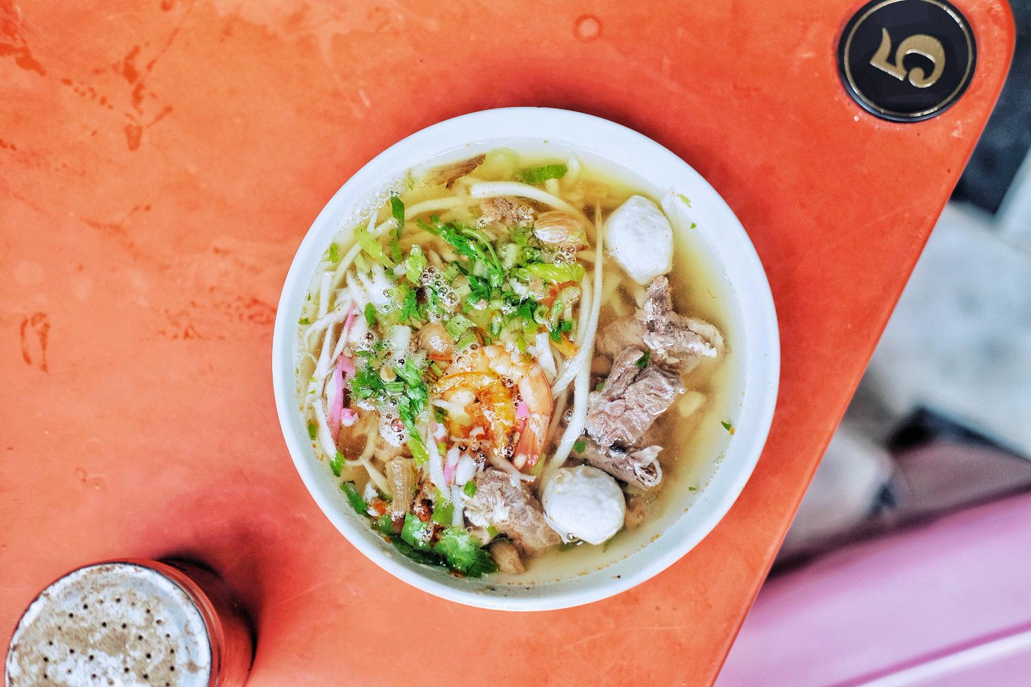 萬丹飯湯:把米飯盛在碗內,舀一勺豐富湯料【小吃原產地。vol.1】 - 第5張圖